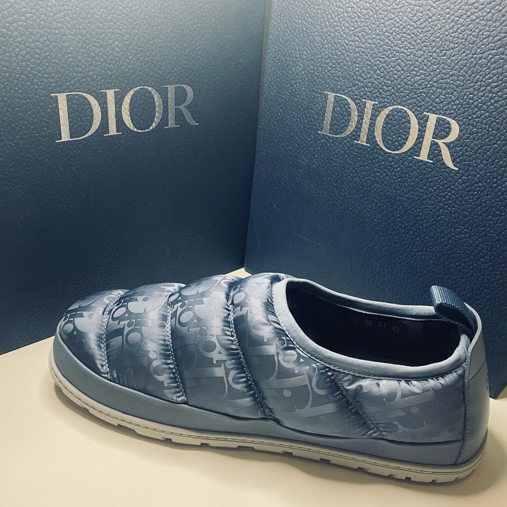 NEW DIOR SNOW SLIPPER MENS 10
Blue Quilted Dior Oblique Mirage Technical Fabric